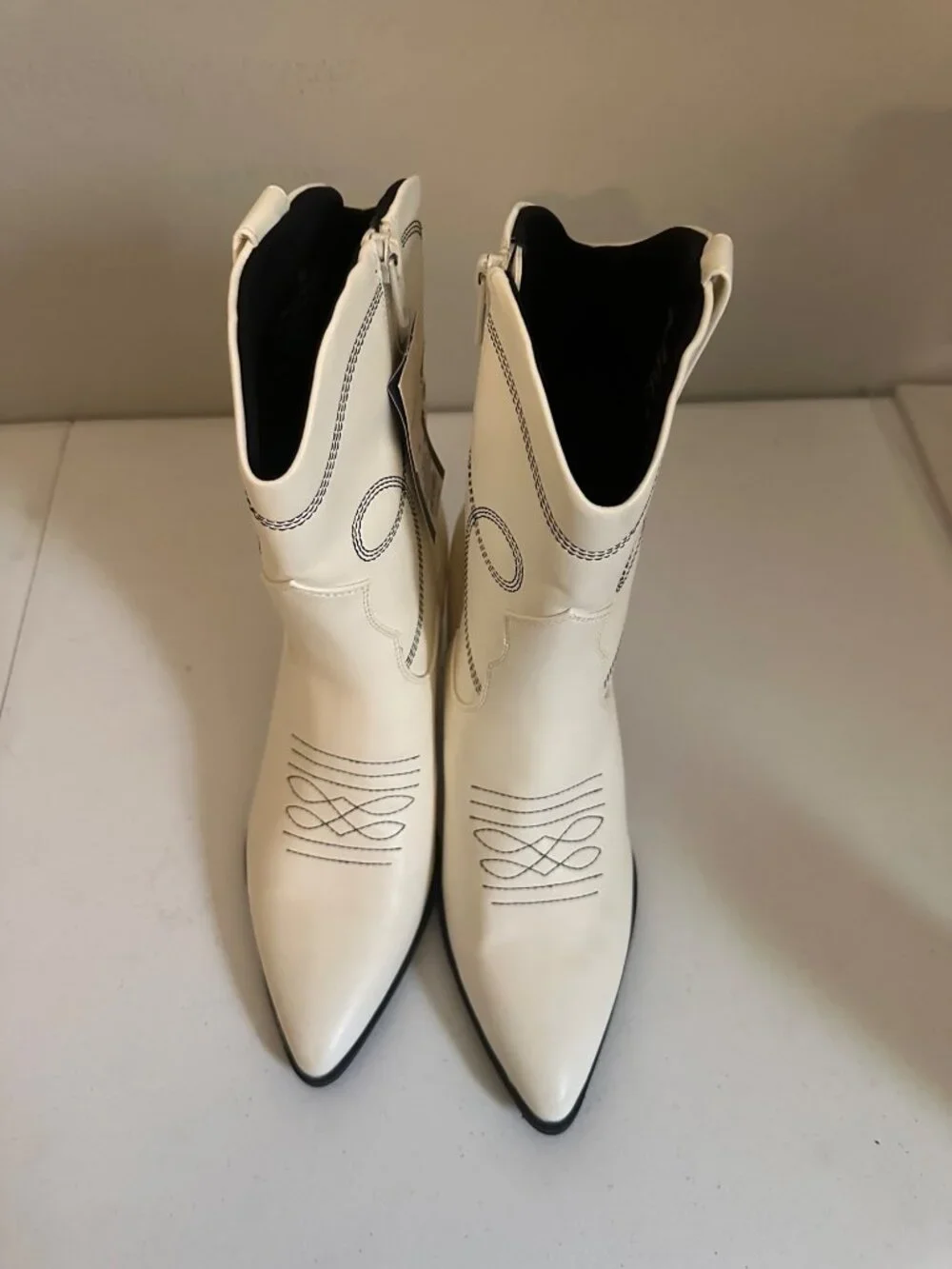Universal Thread Jenson western ankle boots with black contrast stitching 8.5